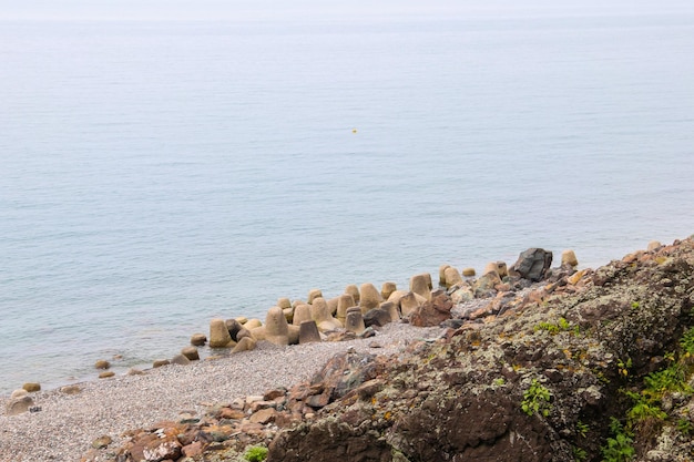 Quebra-mares de concreto na costa do Mar Negro Proteção para a estrutura costeira contra ondas altas