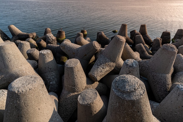 Quebra-mares de tetrápodes na água do mar.