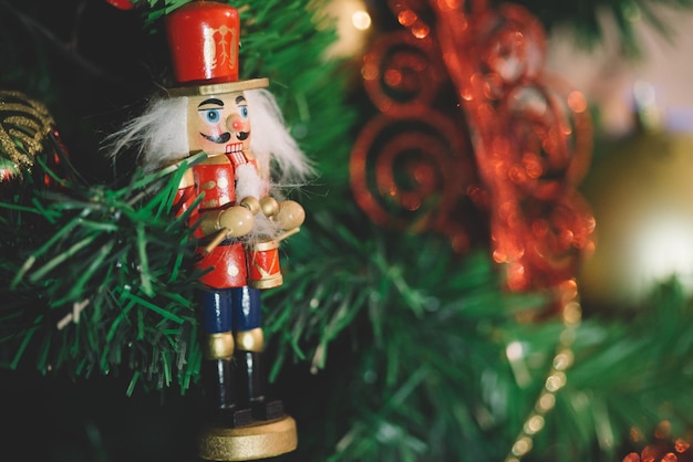 Quebra-nozes de ano novo em uma árvore de natal