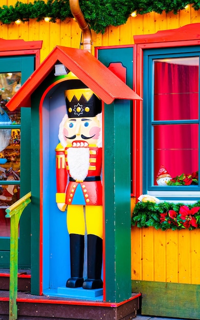 Foto quebra-nozes de madeira decorações para árvores de natal no mercado de natal na alexanderplatz no inverno de berlim, alemanha. brinquedos de quebra-nozes de madeira na feira do advento e barracas com itens de artesanato no bazar.