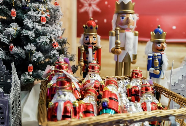 Quebra-nozes e várias decorações de árvores de Natal como lembranças de presente em uma das muitas barracas do Bazar de Natal em Vilnius, Lituânia.
