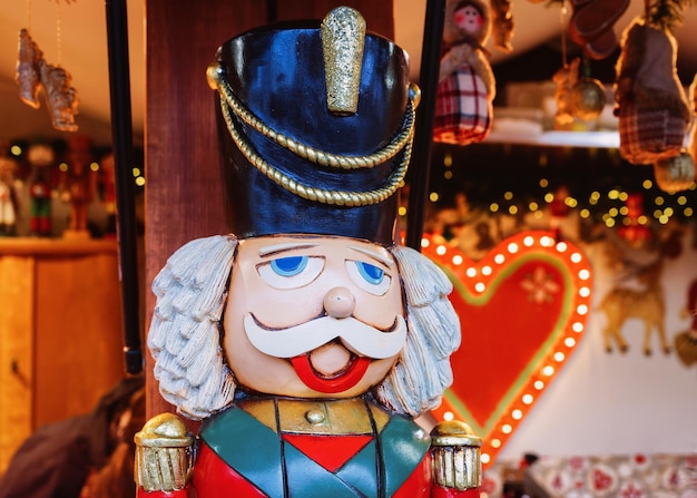 Quebra-nozes no mercado de Natal na Alexanderplatz em Berlim de inverno, Alemanha. Decoração da Feira do Advento e Barracas com Artigos de Artesanato no Bazar.