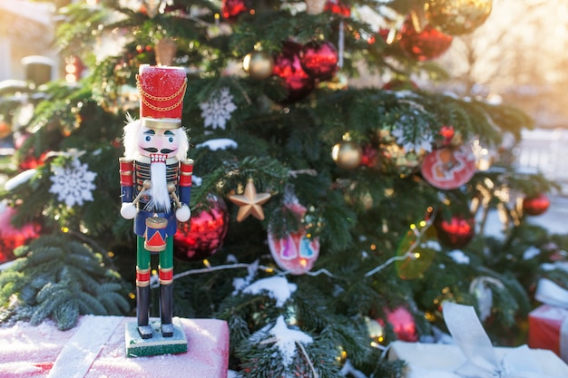 Quebra-nozes no mercado de Natal no inverno de Moscou, Rússia. Advent Decoration e abeto com presentes de artesanato no bazar. Rua feriado de Natal na Europa. Decoração de Natal na rua da cidade