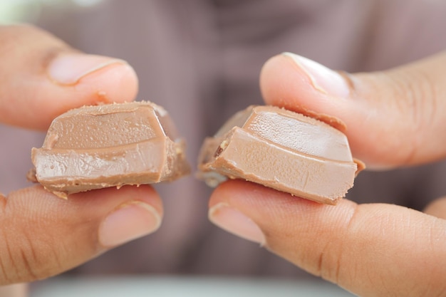 Quebrando chocolate escuro com câmera lenta de mão