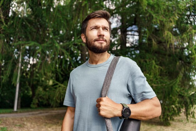 Quebrar exercícios de aptidão de atleta para cardio e saúde Um homem em roupas esportivas fazendo um treino