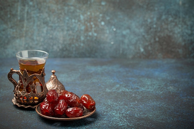 Foto quebrar o jejum com tâmaras secas durante o ramadan kareem