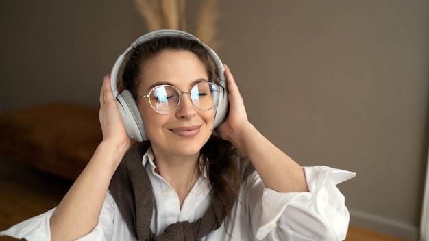 Quebre fones de ouvido música secretária feminina trabalhando no escritório