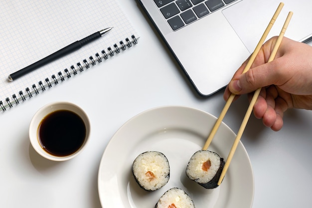 Quebre o tempo para comer sushi. rolos de sushi que snacking no trabalho.