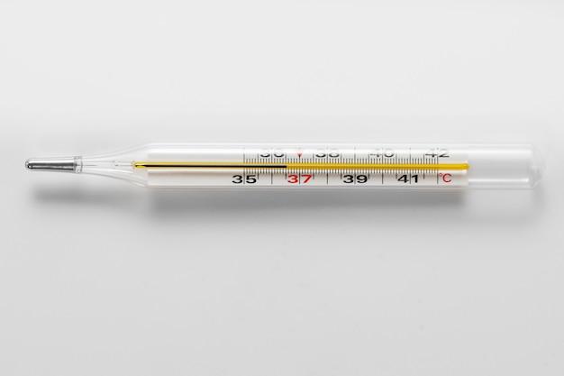 Quecksilberthermometer. Die normale Temperatur eines gesunden Menschen beträgt 36,6