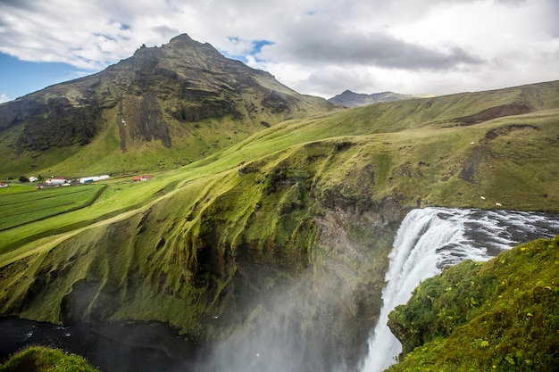 Queda de água no topo da cachoeira Skogafoss no círculo dourado do sul da Islândia