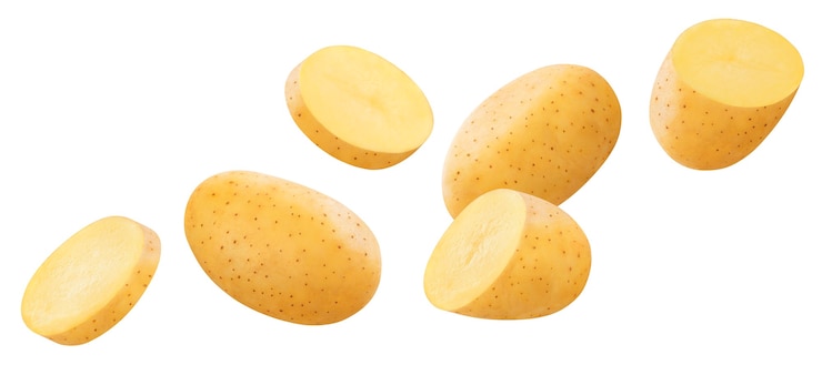 Foto queda de batata crua isolada no fundo branco