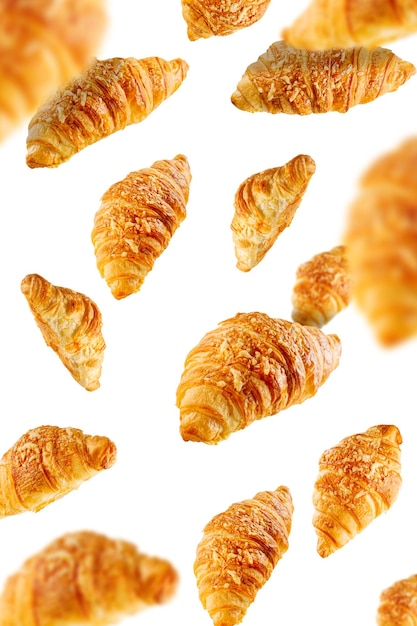 Foto queda de croissants assados com queijo conceito de pastelaria francesa