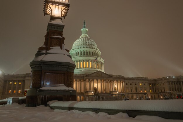 Queda de neve no inverno dc no capitólio americano edifício do capitólio de washington dc à noite inverno u