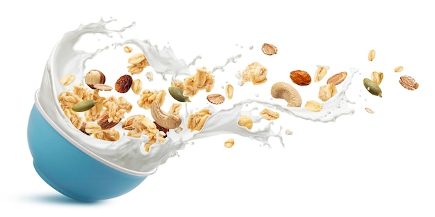 Queda de uma tigela de muesli crocante de granola de aveia com salpicos de leite isolados em fundo branco