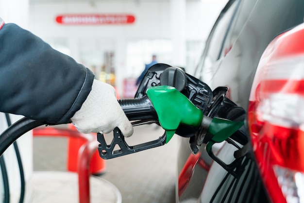 Queda dos preços do gás. Veículo de reabastecimento com gasolina no posto de gasolina da cidade