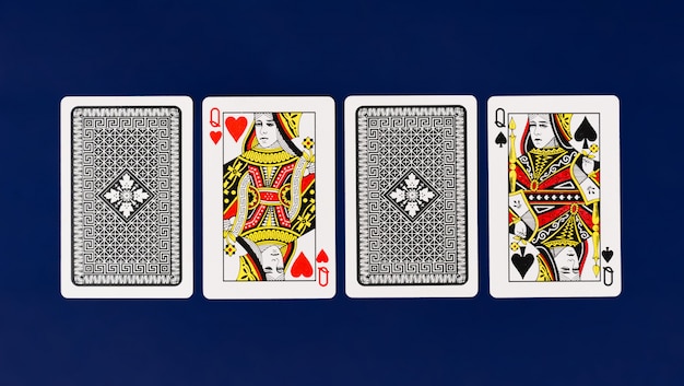Queen Playing Cards con fondo azul claro para poker y casino copyspace