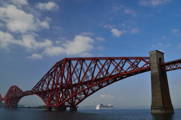 Queensferry Bridge und Kreuzfahrtschiff