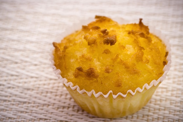 Queijadinha ou queijada doce caseiro assado de padaria e confeitaria tradicional do Brasil e Portugal