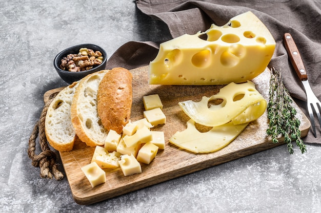 Queijo amarelo com buracos, produtos lácteos.