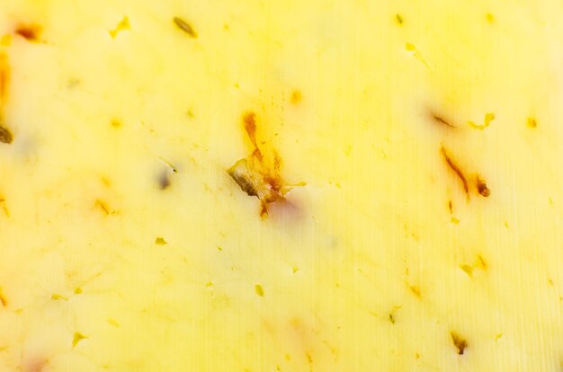 Foto queijo amarelo com ervas e especiarias de fundo textura foto macro em close-up