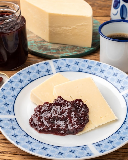 Queijo artesanal de Alagoa de Minas Gerais Brasil com geleia e café