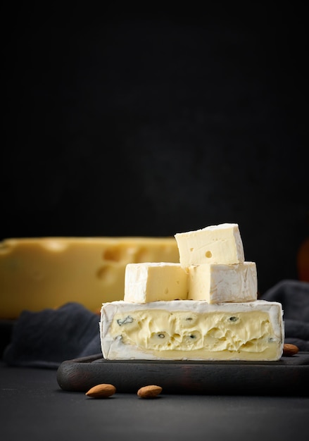 Queijo azul bergader em uma placa de madeira marrom, delicioso lanche