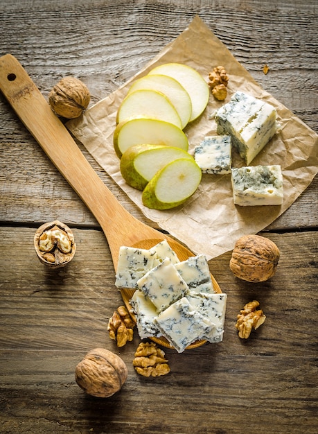 Queijo azul com peras e nozes