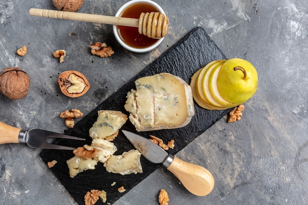 Queijo azul francês roquefort, à base de leite de ovelha com mel de nozes e pêra. banner, menu, local de receita para texto, vista superior.