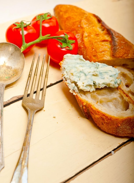 Queijo azul fresco espalhado sobre baguete francesa