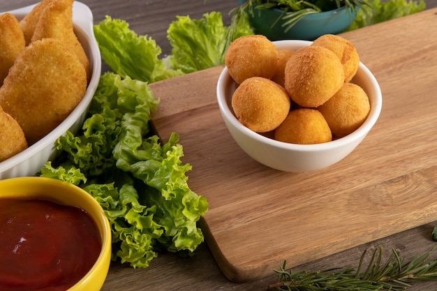 Queijo bolinho, coxinha de frango, petisco brasileiro