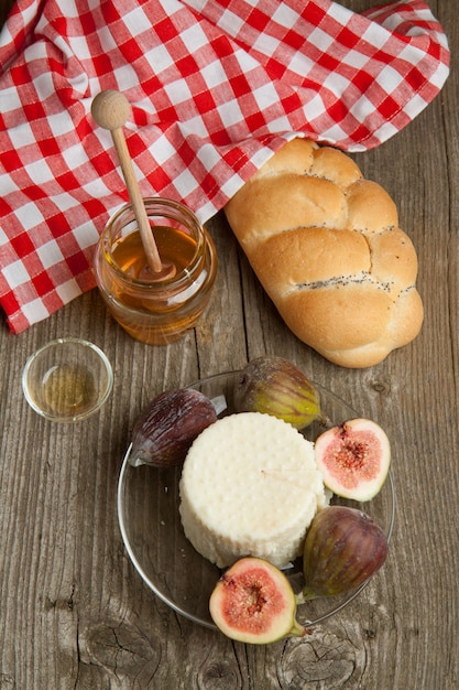 Queijo branco com figos e pão