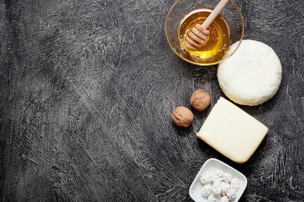 Queijo branco sobre um fundo preto