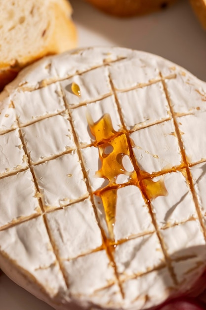 Queijo brie assado com pão grelhado para o jantar