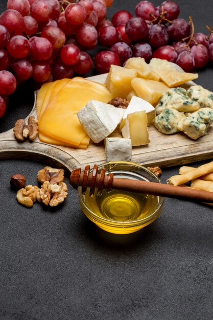 queijo brie, camembert, roquefort e queijo cheddar