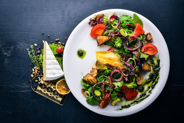 Queijo brie com legumes grelhados Vista superior Espaço livre para texto em um fundo de madeira