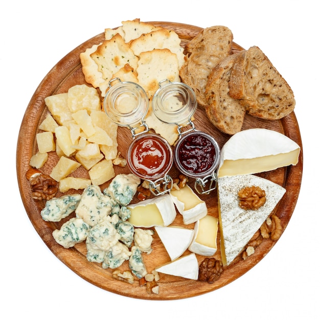 Queijo Brie em uma placa de madeira com pão e geléia doce