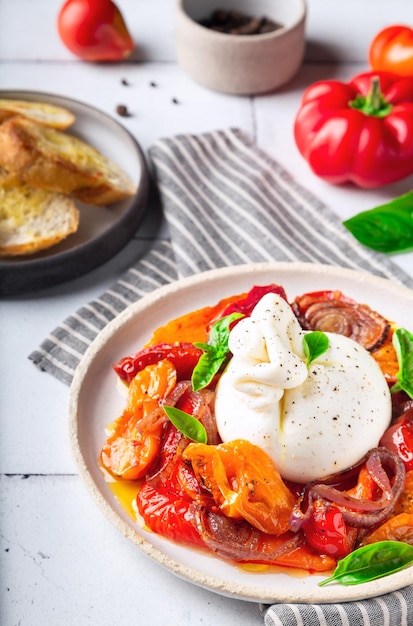 Queijo burrata com tomate assado, pimenta, cebola roxa e manjericão fresco