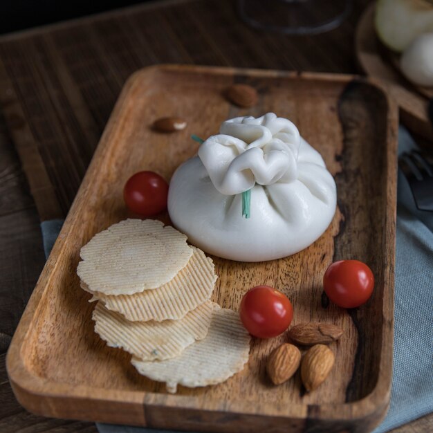 Queijo burrata com tomate em um servidor