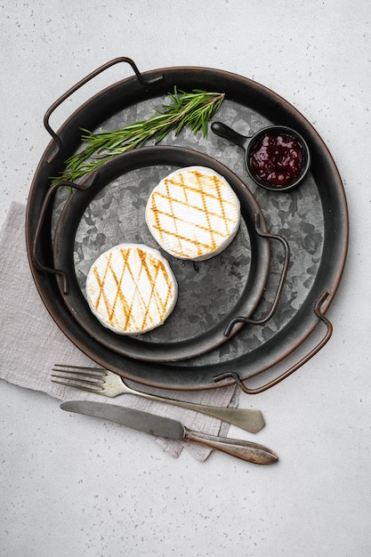 Queijo camembert assado caseiro no fundo da mesa de pedra cinzenta vista superior plana