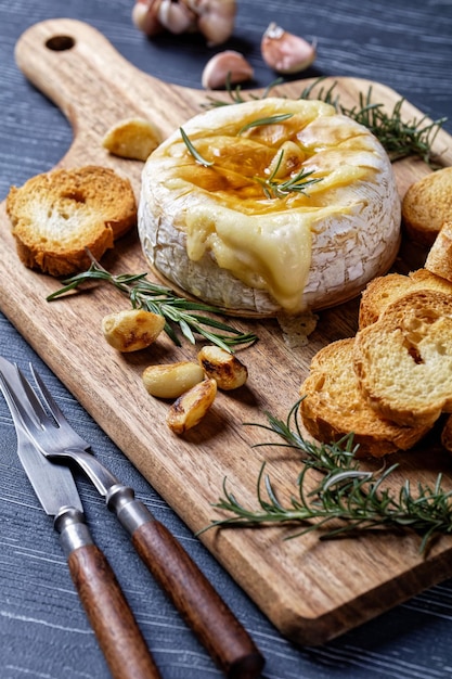 Queijo camembert assado com vista superior de croutons