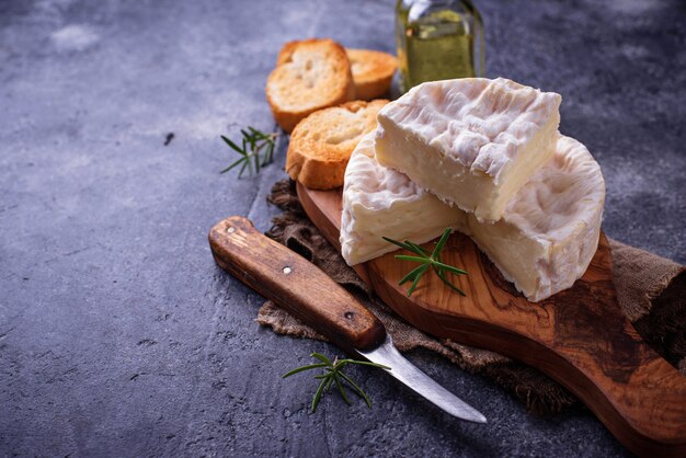 Queijo camembert com alecrim na placa de madeira