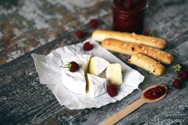 Queijo Camembert com Geléia de Framboesa