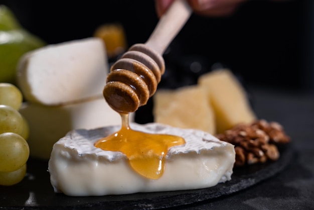 Queijo Camembert com mel, pêra, noz e uvas