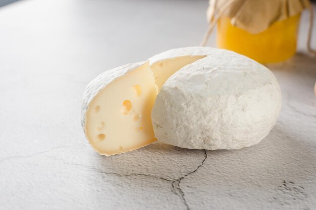 Queijo Camembert com mofo branco nozes mel e frutas secas Conceito de jantar ou aperitivo