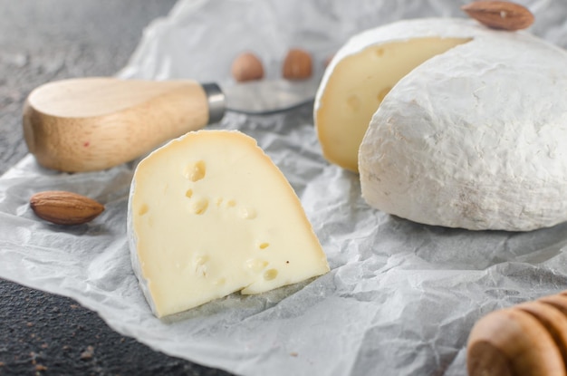 Queijo camembert com mofo branco nozes mel e frutas secas conceito de jantar ou aperitivo