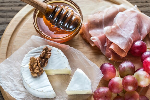 Queijo Camembert com nozes e presunto