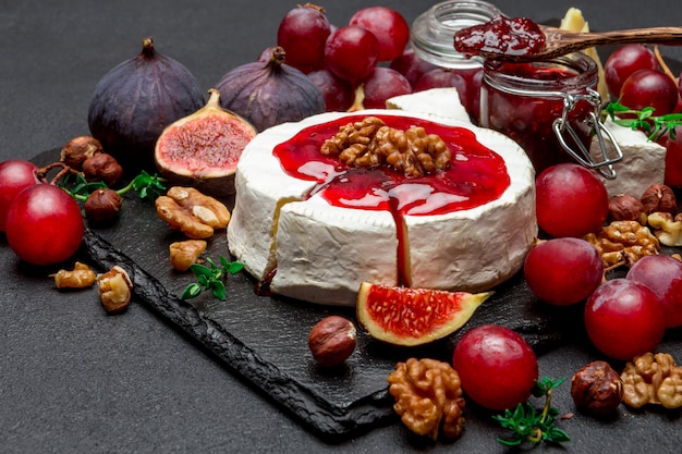 Queijo Camembert e nozes na placa de pedra