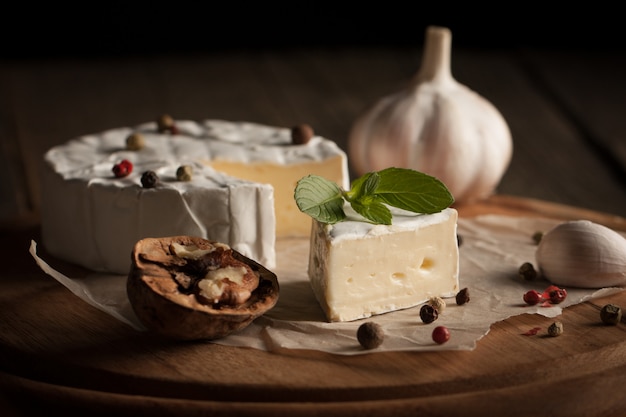 Queijo camembert em fundo de madeira.