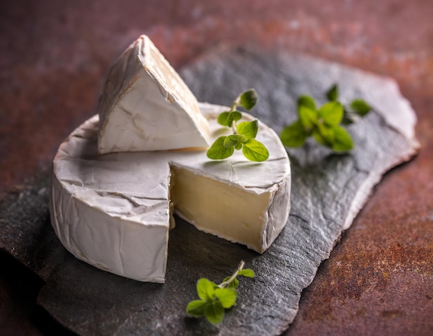 Queijo Camembert em Prato De Ardósia