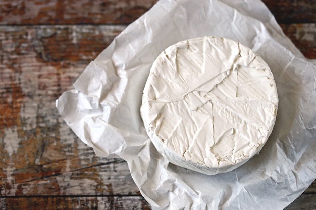 Queijo Camembert fresco em papel.